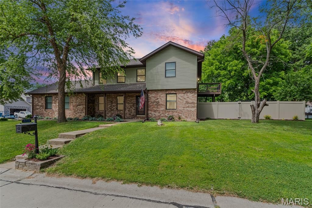 Property Photo:  608 Goldfinch Lane  IL 62294 