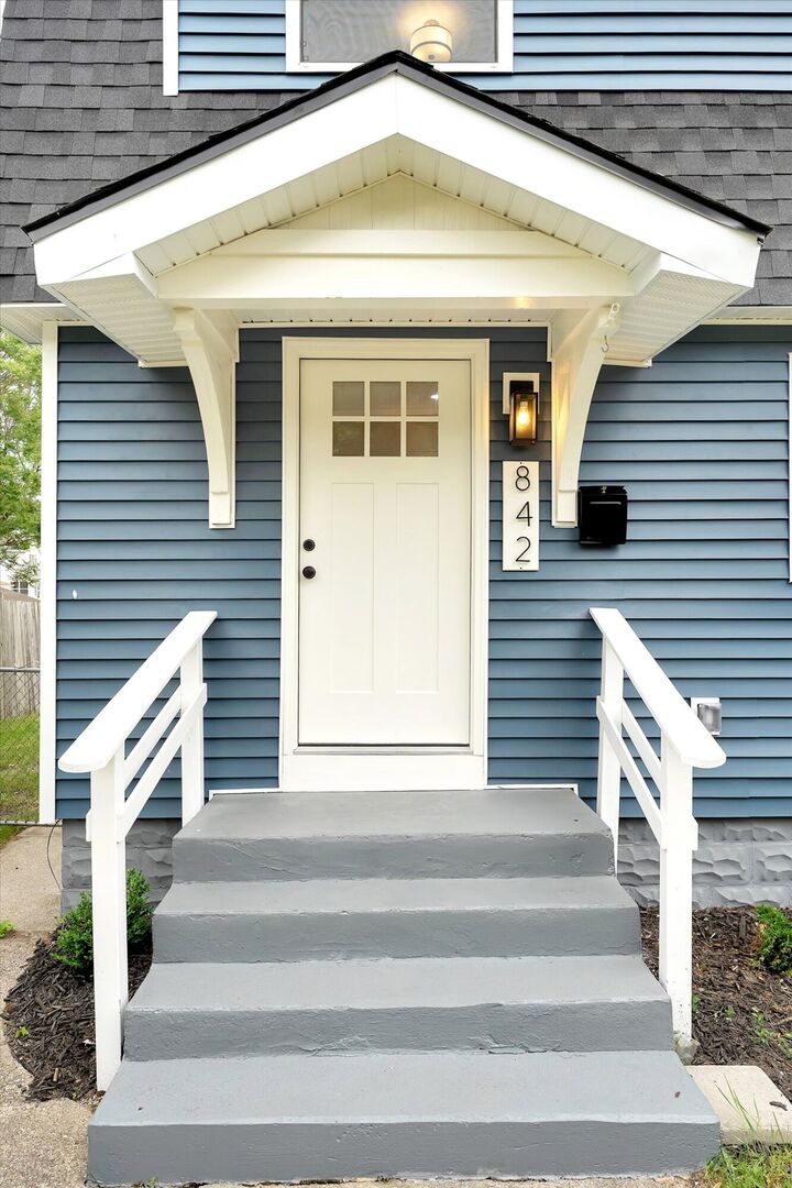 Property Photo:  842 Griggs Street SE  MI 49507 