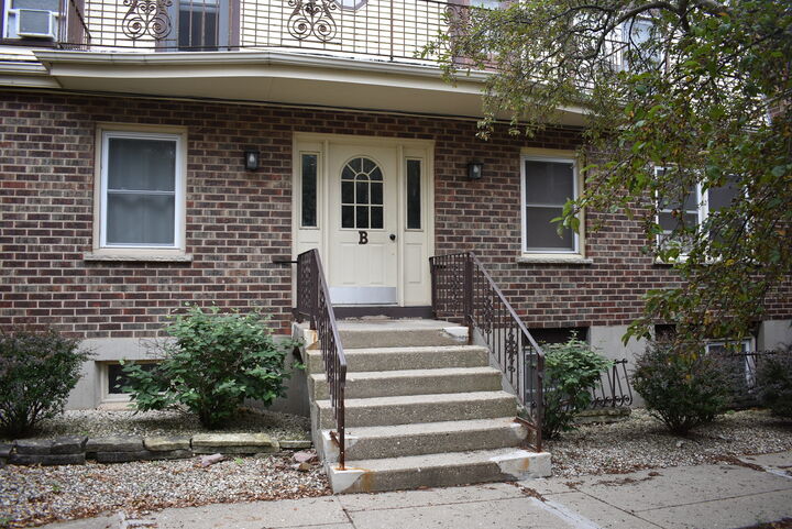Property Photo: 844 Village Quarter Road B5 IL 60118