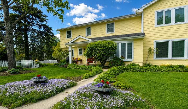 Property Photo:  83 N Park Boulevard  IL 60137 