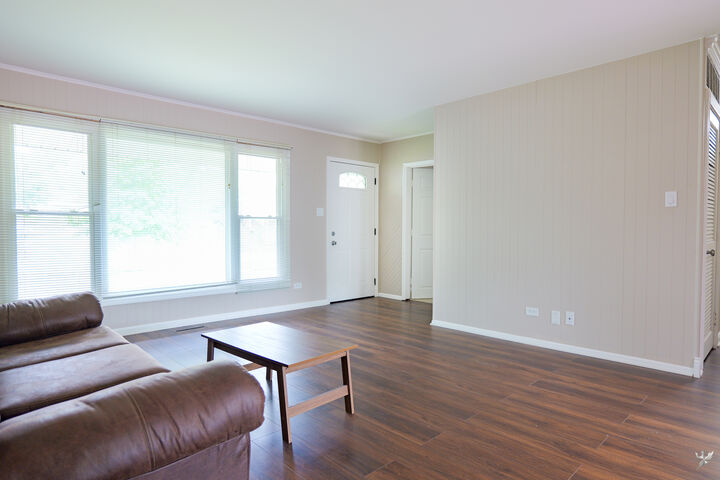Property Photo: 1595 Highland Boulevard IL 60169