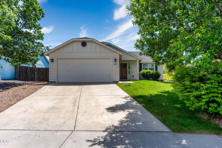 Property Photo: 454 NE Spruce Court OR 97756