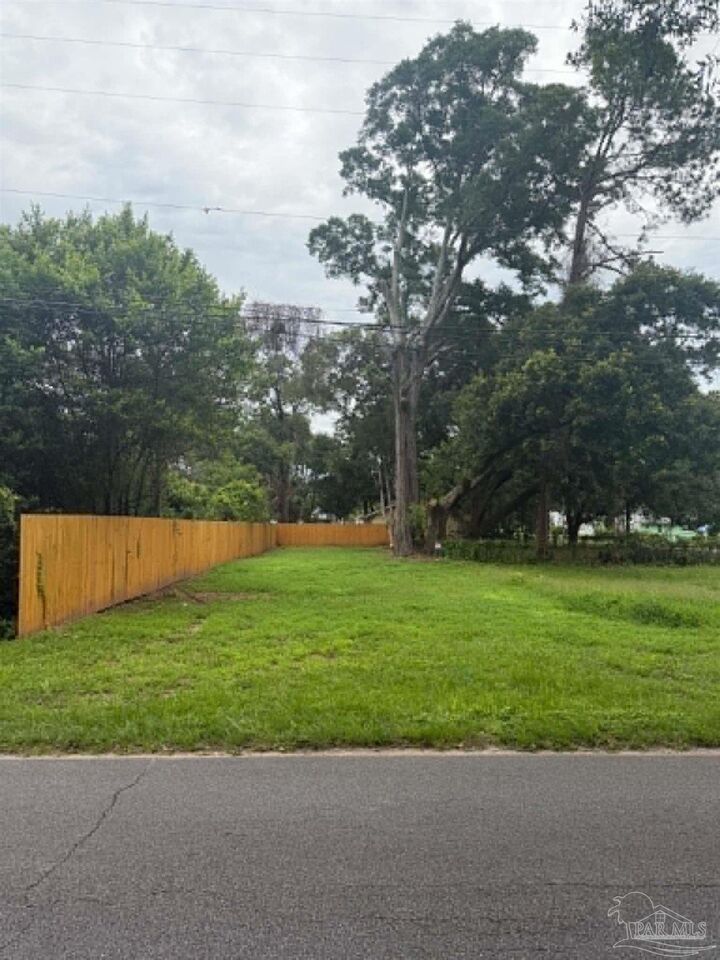 Property Photo: 1804 W Lakeview Ave FL 32501