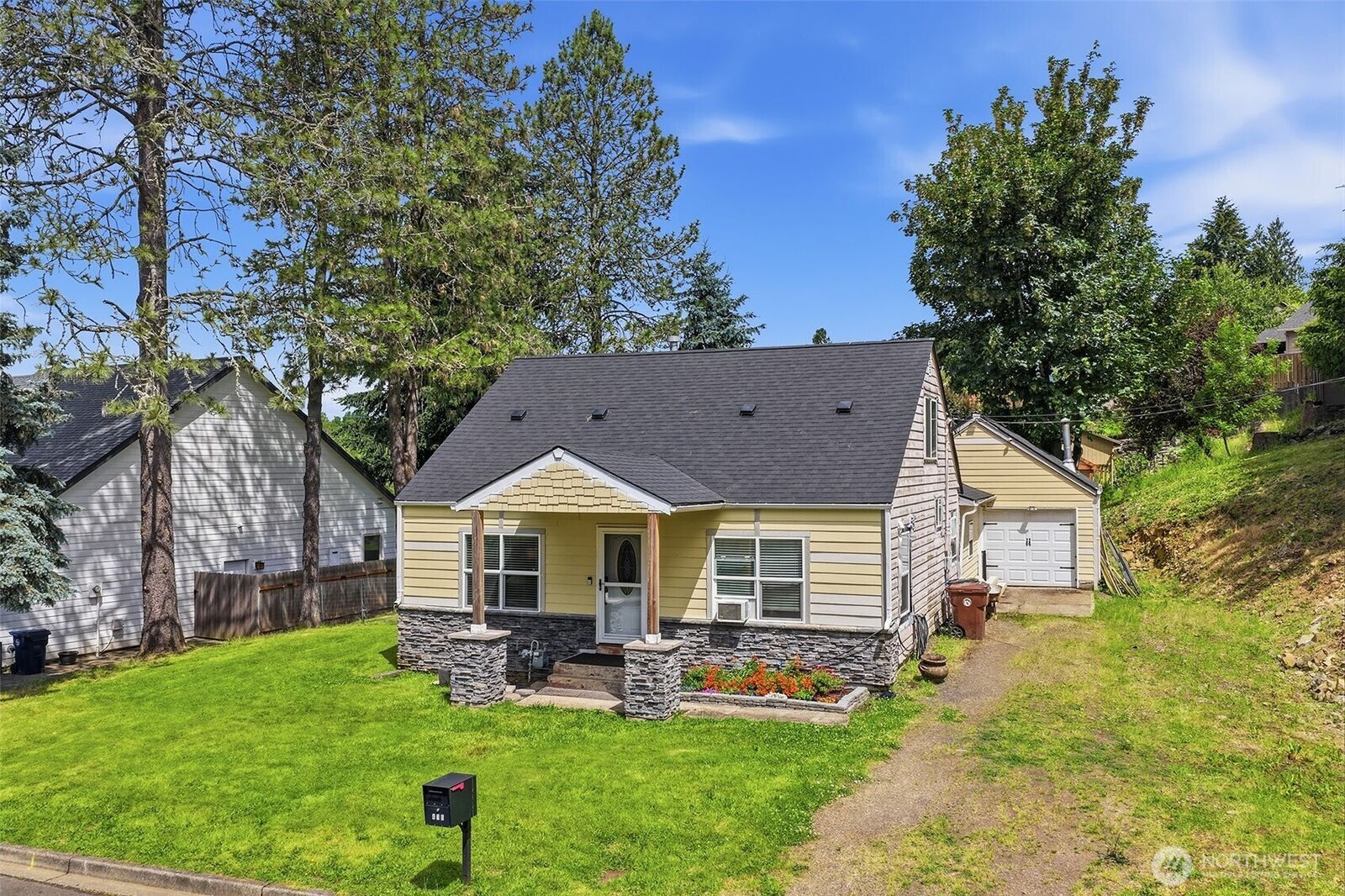 Property Photo:  415 NE 39th Avenue  WA 98607 