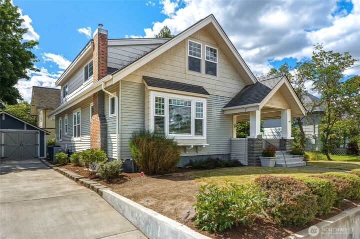 Property Photo: 241 N Bellevue Avenue WA 99362