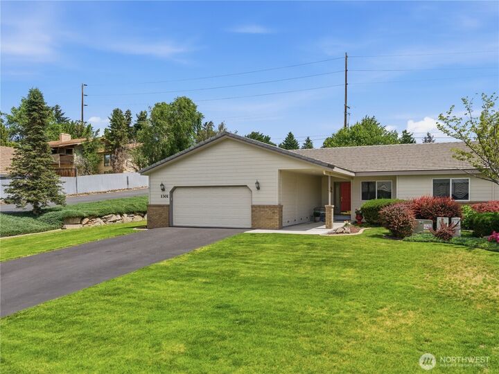 Property Photo:  1380  Eastmont Avenue 1301  WA 98802 