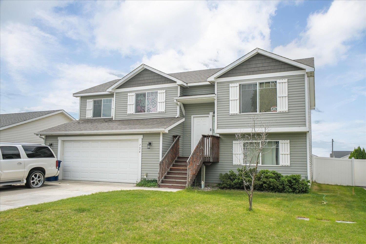 Property Photo: 728 E Carrie Dr WA 99022