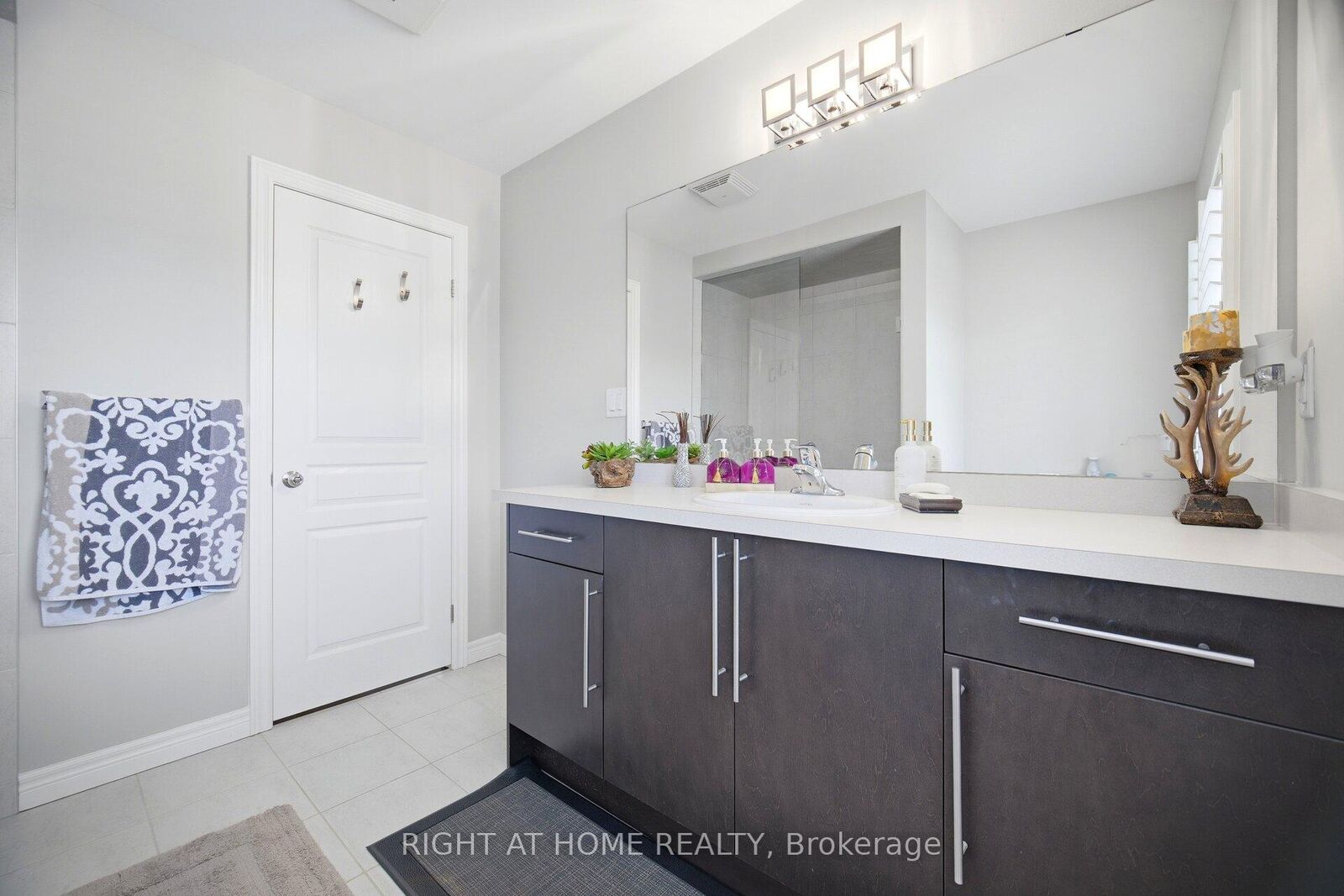 Property Photo: 156 Gunby Boulevard ON L8B 0V6
