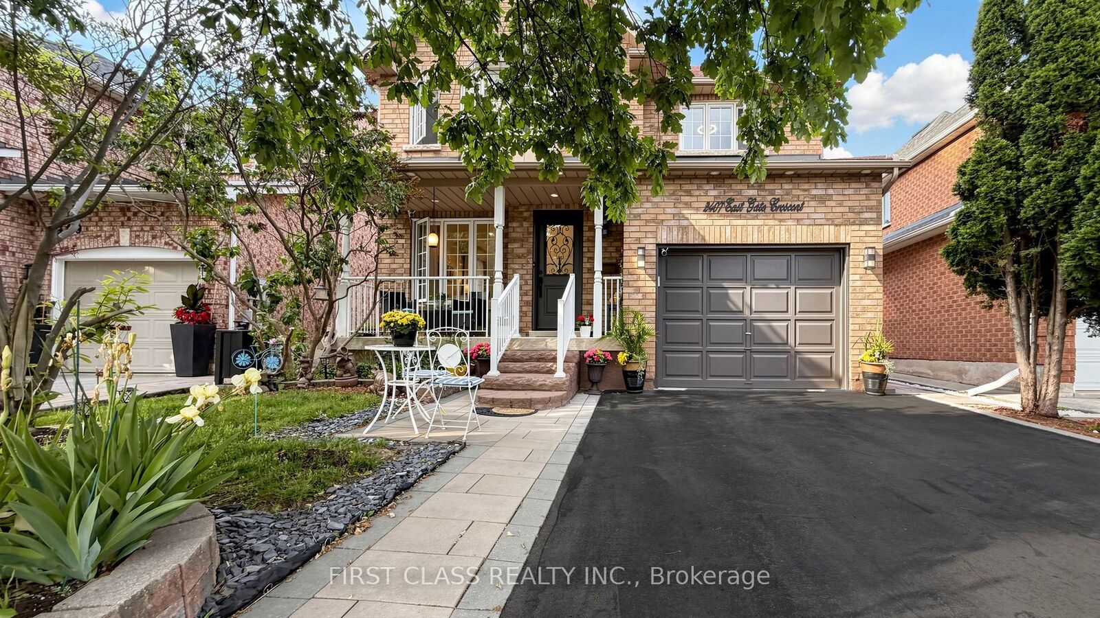Property Photo:  2407 East Gate Crescent  ON L6H 6L1 