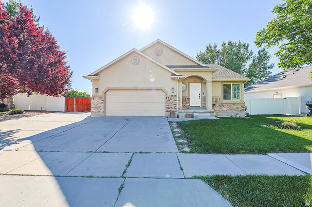 Property Photo: 5525 N Hampton Way E UT 84074