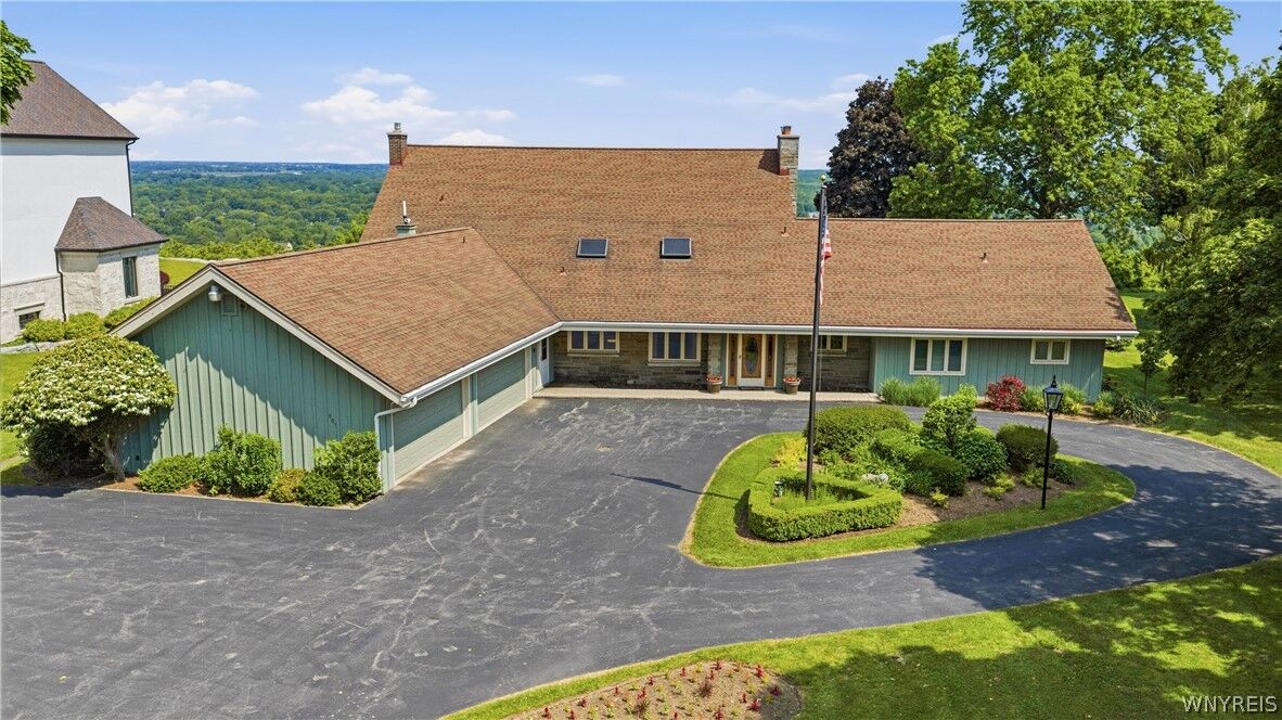 Property Photo:  687 Mountain View Drive  NY 14092 