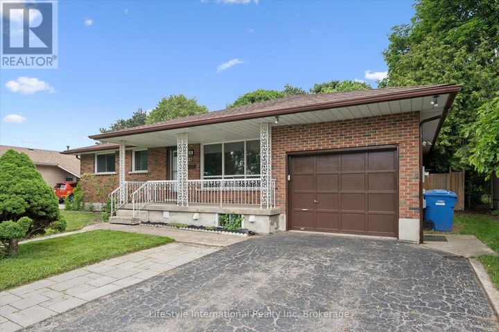 Property Photo:  113 Applewood Crescent  ON N1H 6B3 