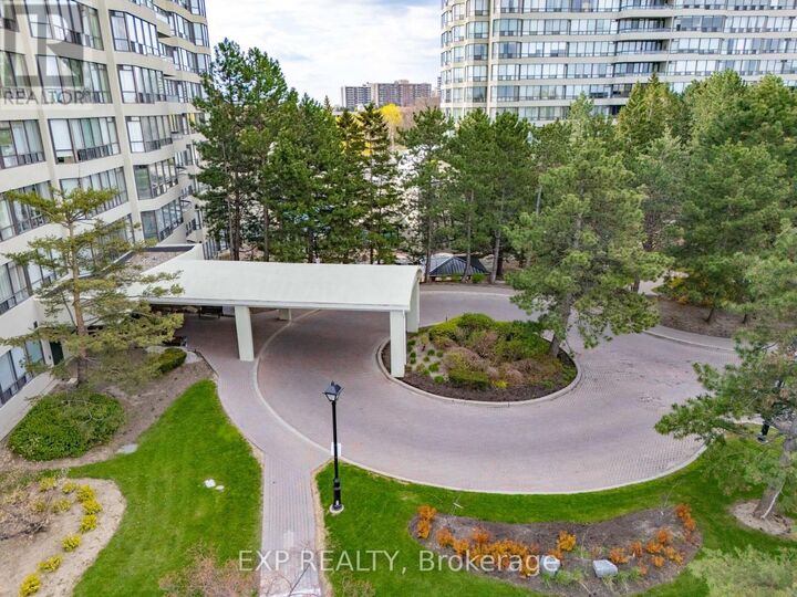 Property Photo:  22 Hanover Road 1710  ON L6S 5K7 