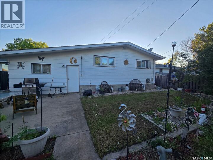 Property Photo:  228 10th Street  SK S0K 2A0 
