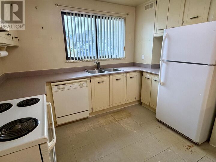 Property Photo: 147 Hillside Dr S ON P5A 1N2
