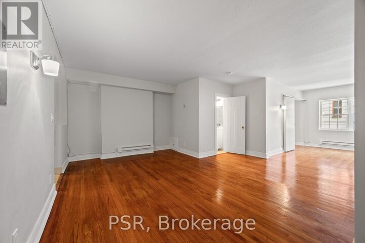 Property Photo:  8 St Thomas Street 45  ON M5S 2B8 