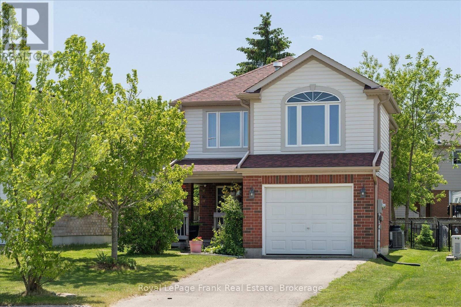 Property Photo: 31 Lang Court ON K9V 6E5