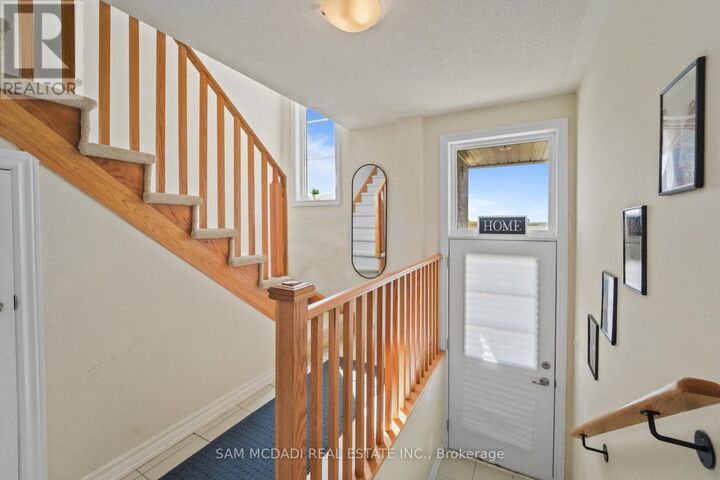 Property Photo: 1518 Bloor Street 19 ON L1E 0G9