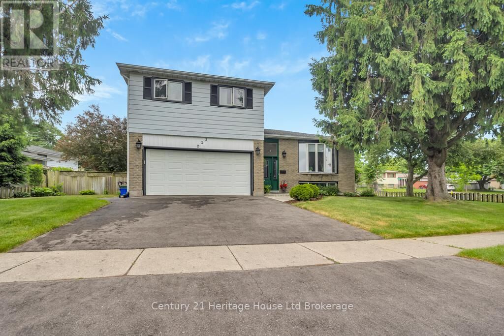 Photo de la propriété:  233 Diefenbaker Drive  ON N4S 8K1 