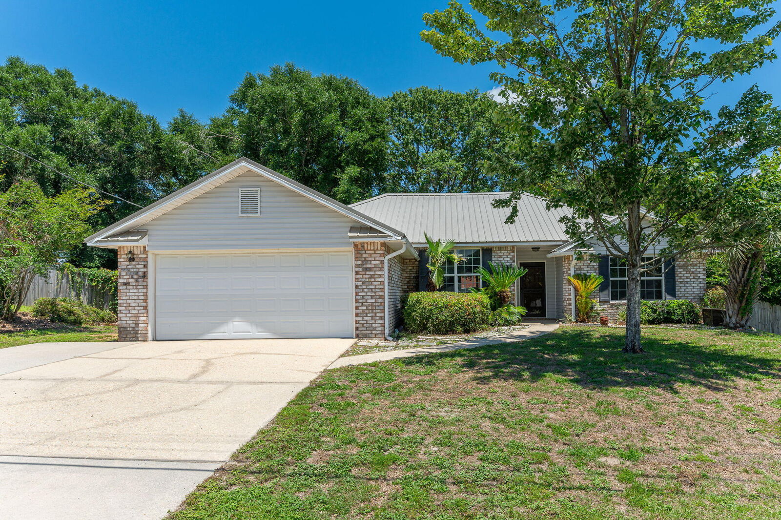 Property Photo: 204 Villacrest Drive FL 32536