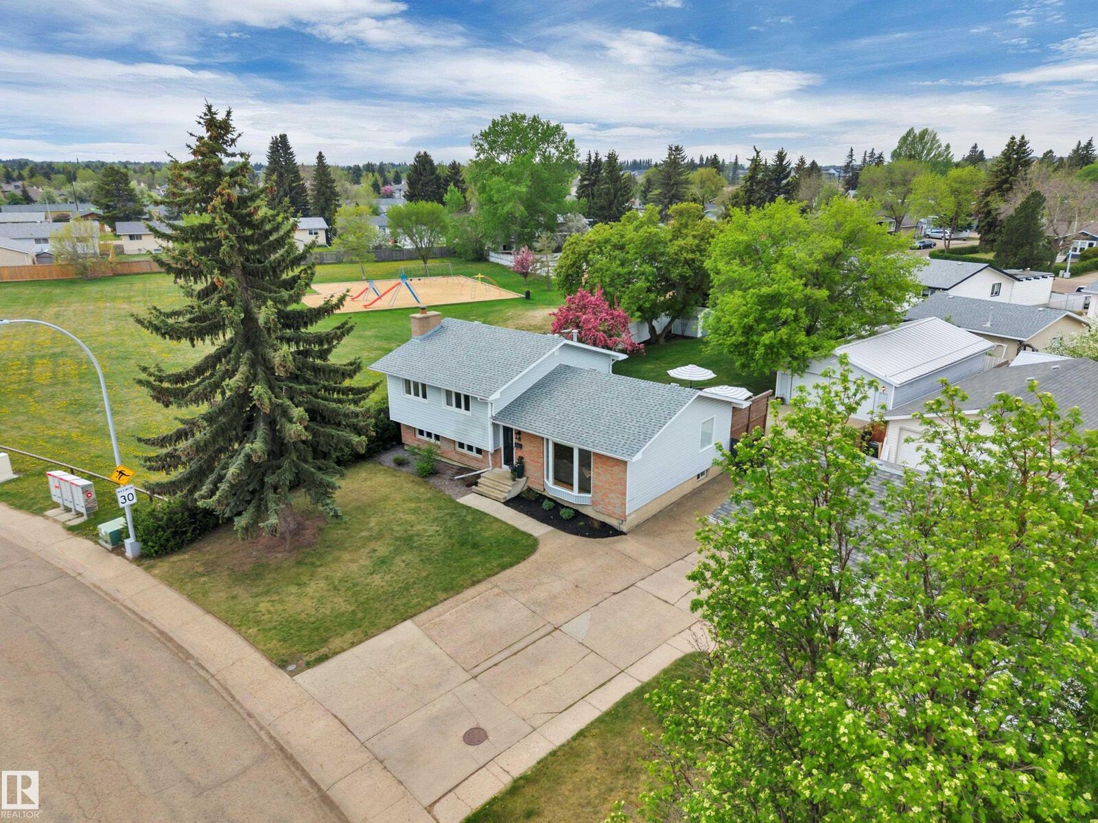 Property Photo:  14 Meadowood Crescent  AB T8A 0L7 