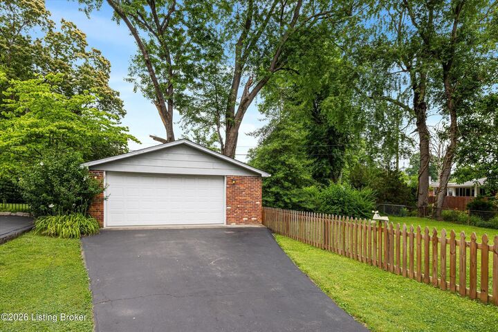 Property Photo: 1505 Herr Ln KY 40222