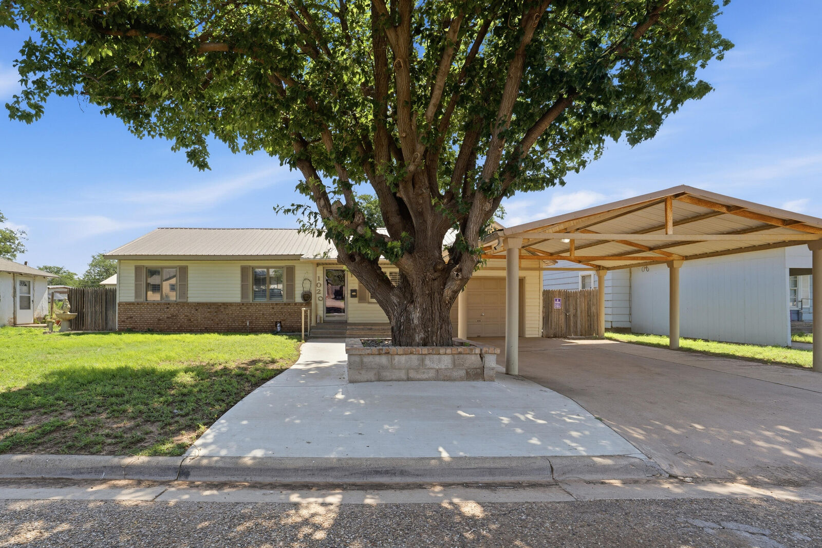 Property Photo:  1020 S 14th Street  TX 79364 
