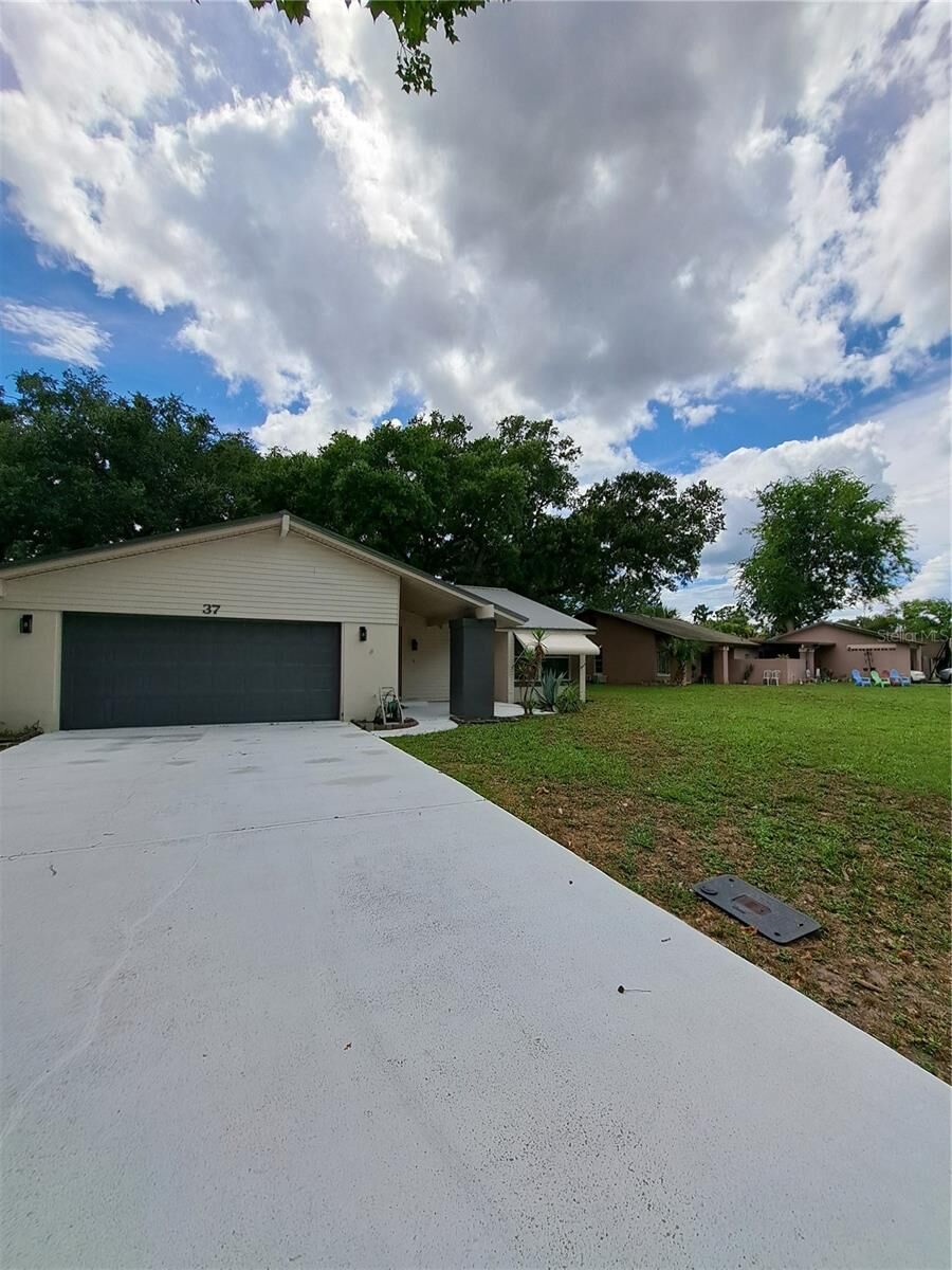 Property Photo: 37 Cooper Lane FL 32137