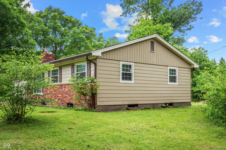 Property Photo:  5302 W Quan Wae Drive  IN 47201 