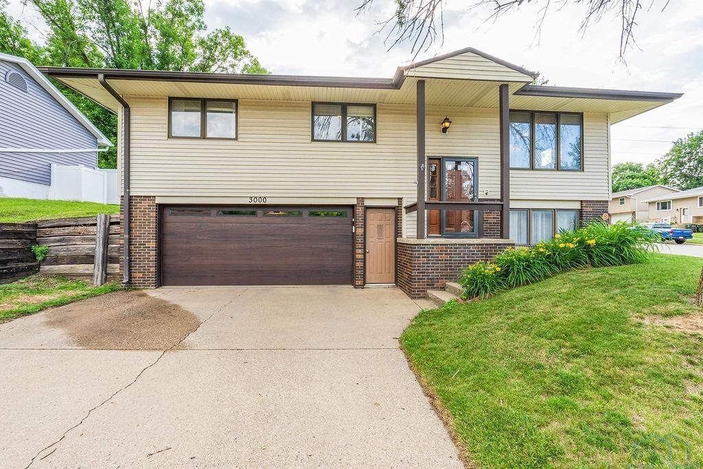 Property Photo:  3000 Cheyenne Blvd  IA 51104 