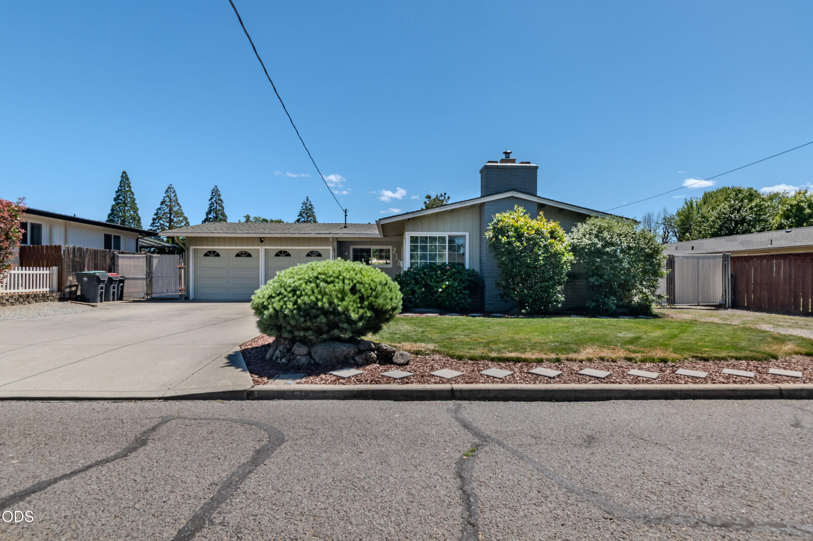 Property Photo: 212 Windsor Way OR 97502