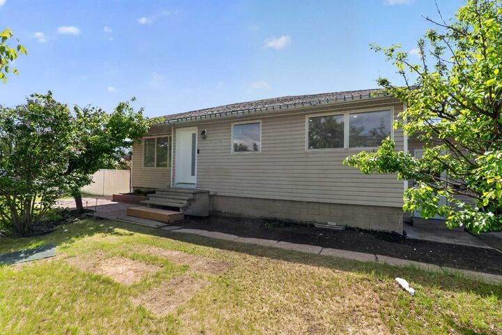 Property Photo: 9204 100 Street AB T8V 2K7
