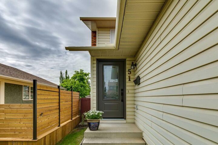 Property Photo:  51 Woodbrook Green SW  AB T2W 4P6 
