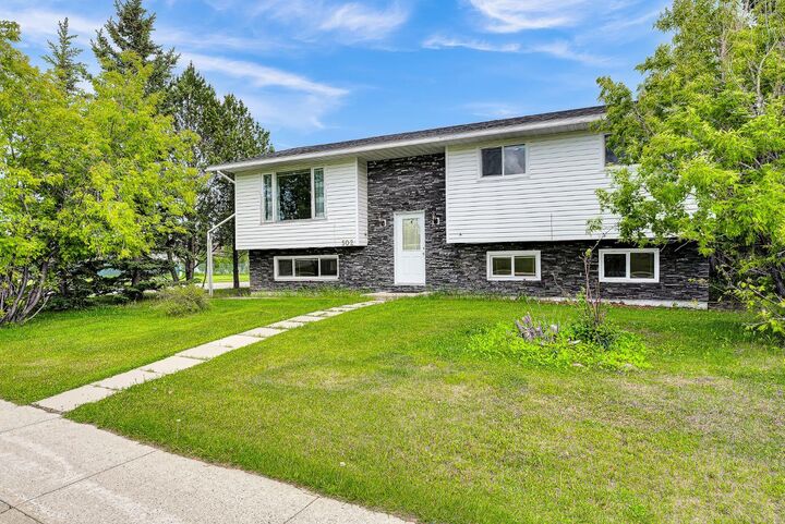 Property Photo: 502 Maplewood Drive AB T0L 0H0