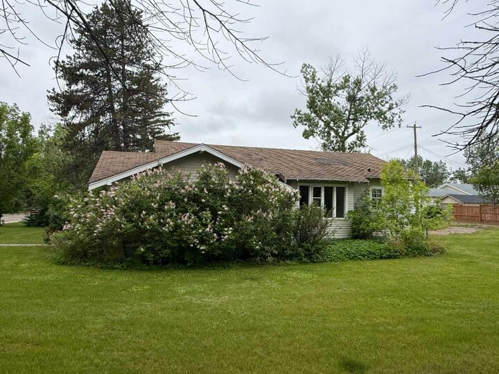 Property Photo:  502 1 Street S  AB T0L 2B0 