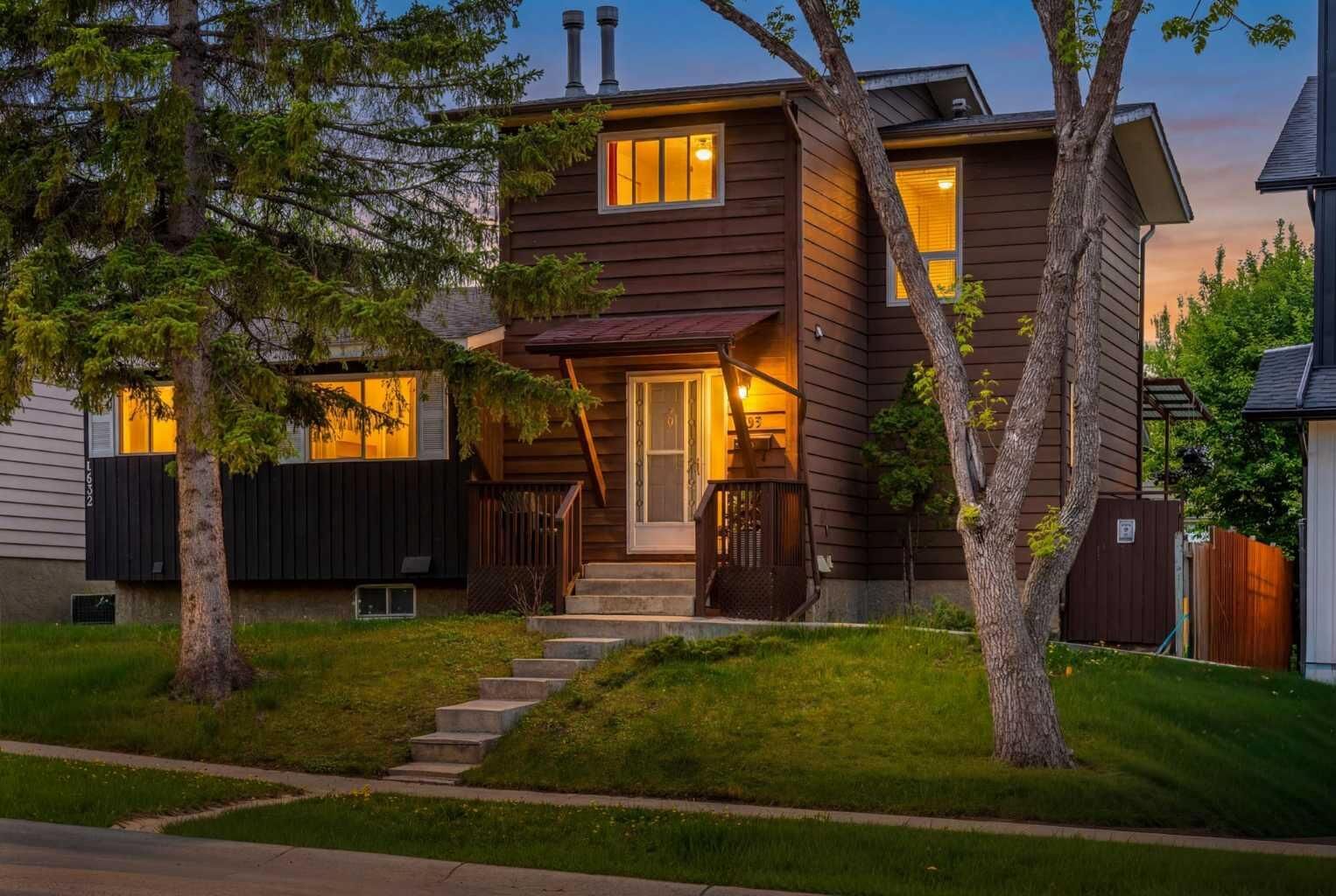Property Photo:  1455 Berkley Drive NW  AB T3K 1T6 