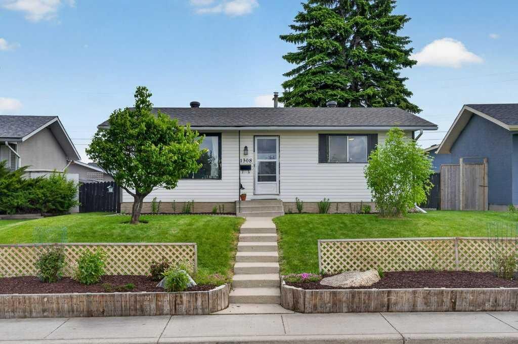 Property Photo: 1308 Pensacola Way SE AB T2A 2H2