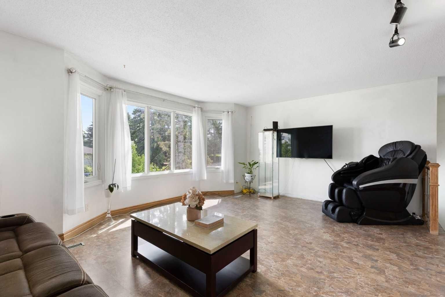 Property Photo:  1016 Hunterdale Place NW  AB T2K 4R7 