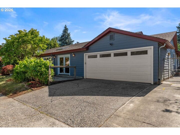 Property Photo: 2030 SE 100th Ave OR 97216