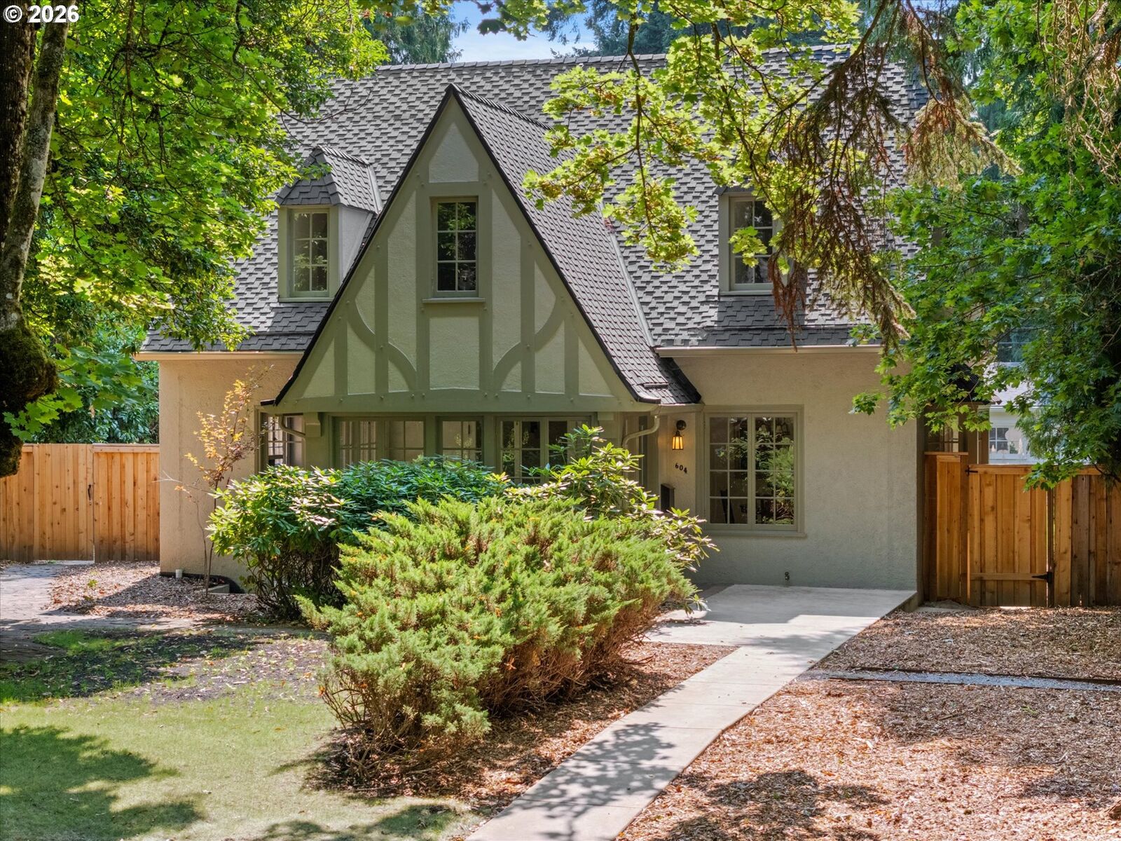 Property Photo: 604 SE Andover Pl OR 97202