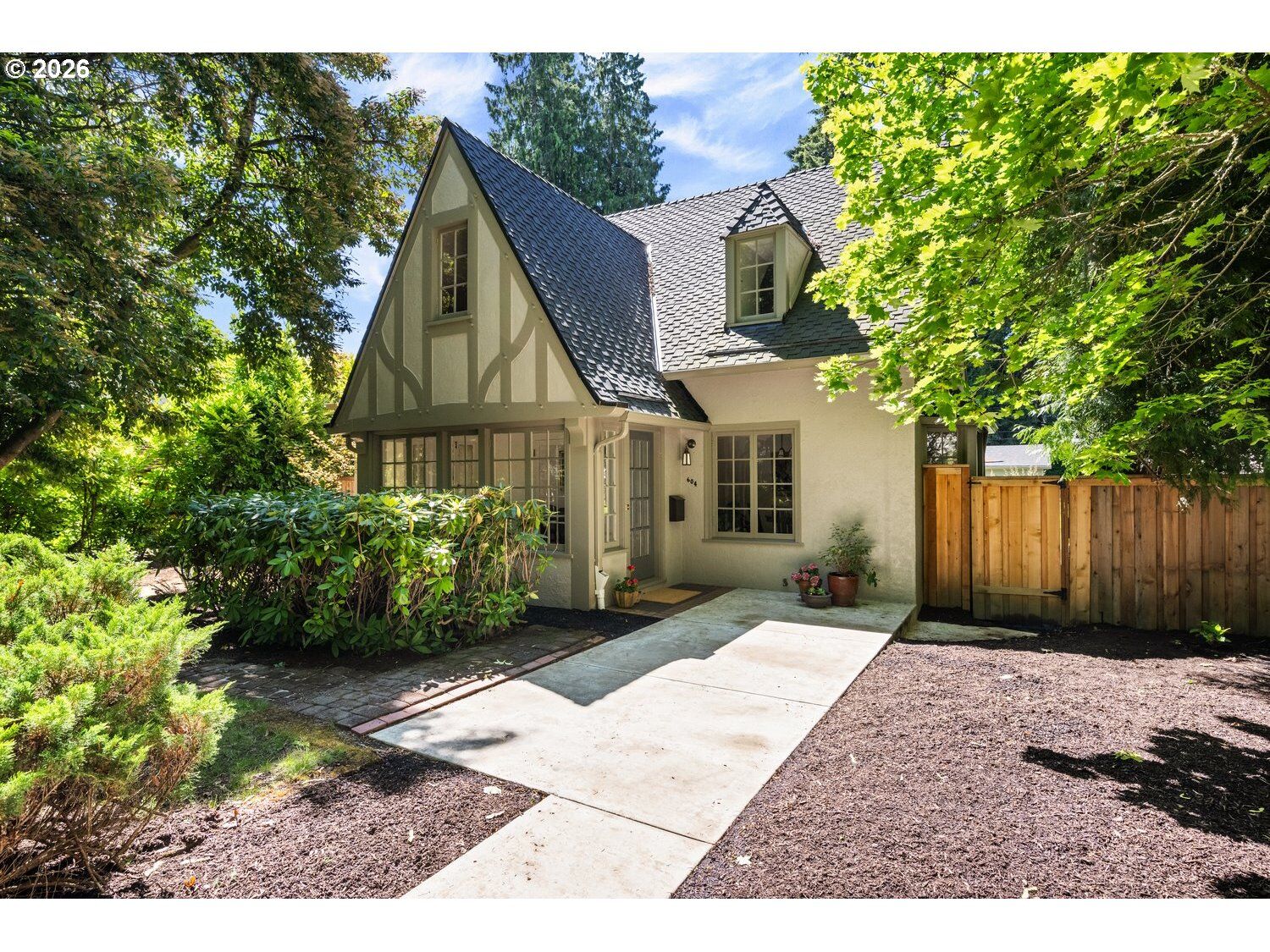 Property Photo: 604 SE Andover Pl OR 97202