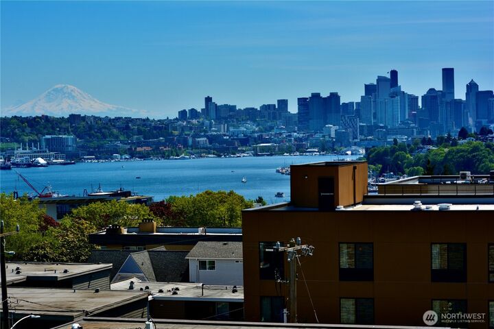 Property Photo: 4020 Aurora Avenue N 304 WA 98103
