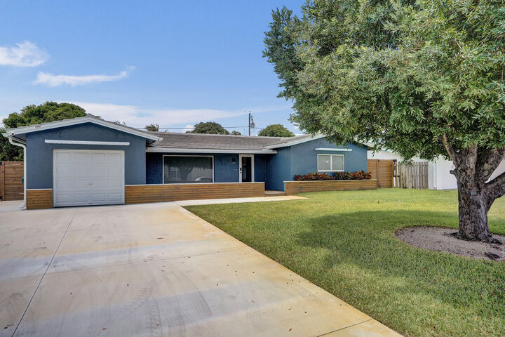 Property Photo: 1201 SW 28th Avenue FL 33426