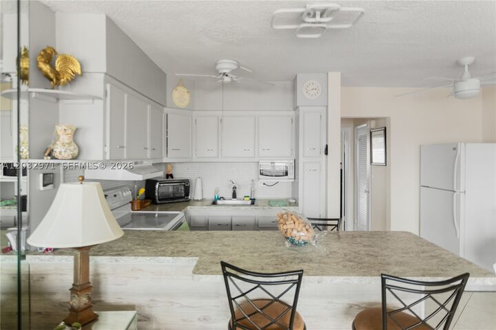 Property Photo: 725 SW 11th Ave 12 FL 33009