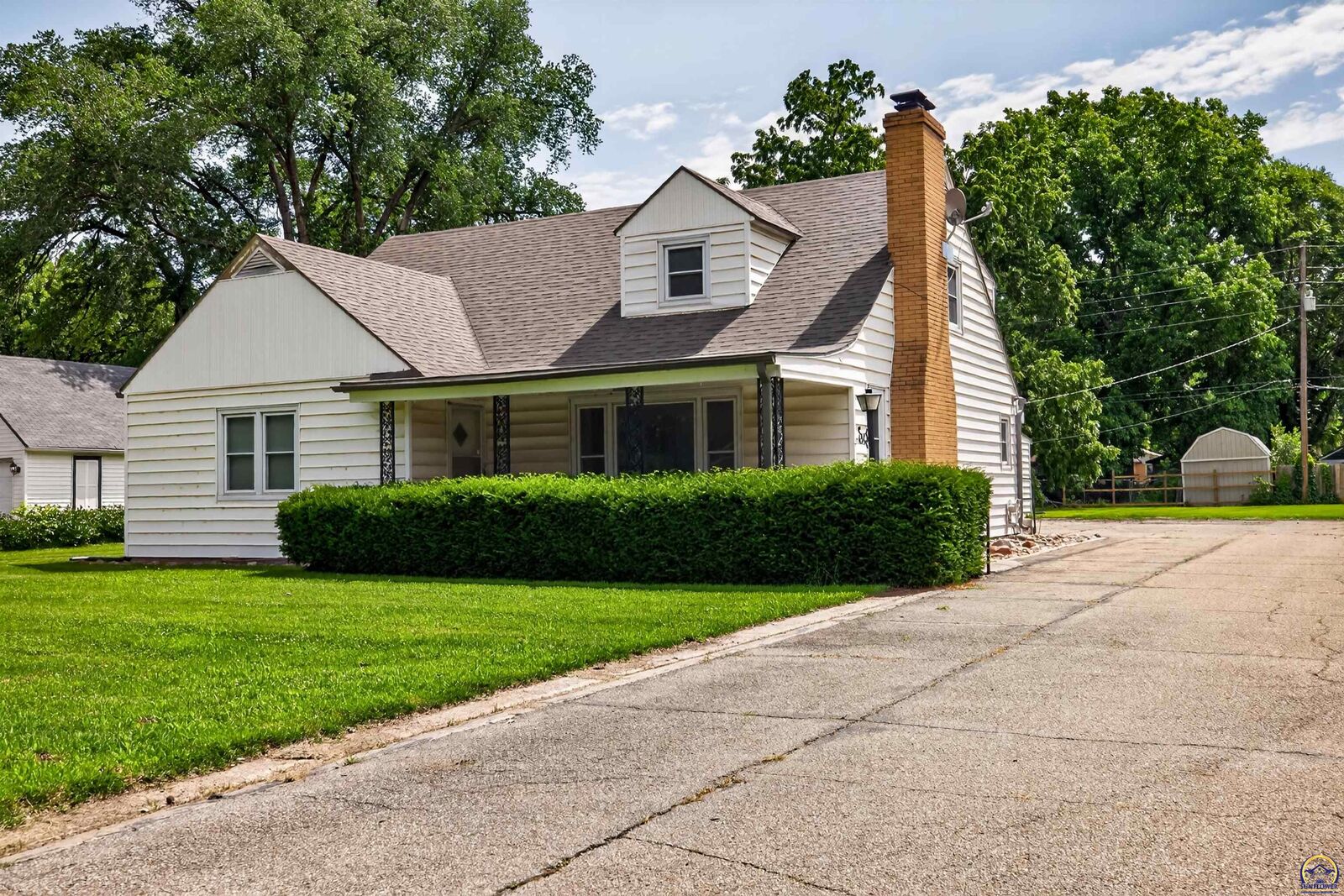 Property Photo: 1922 N Kansas Ave KS 66608