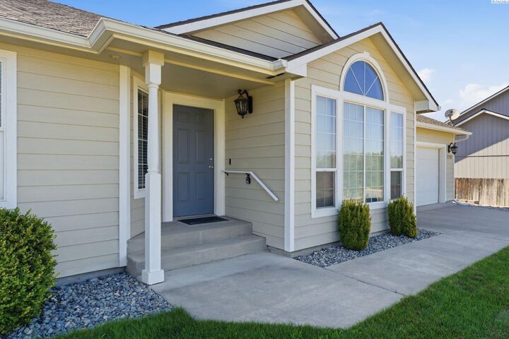 Property Photo: 1793 Maui Dr WA 99352