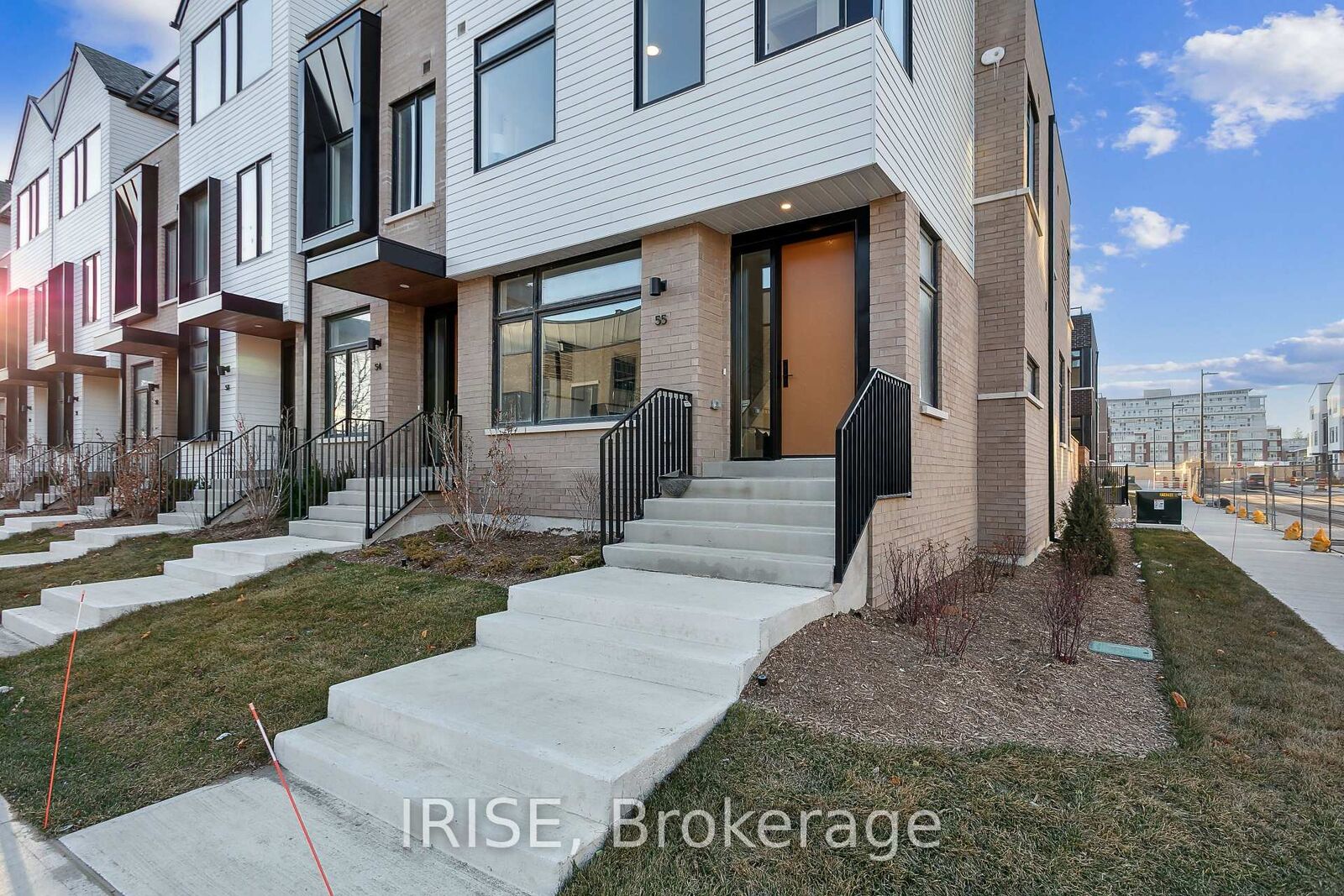 Property Photo: 40 Lou Parsons Way 55 ON L5H 0B2