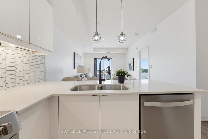 Property Photo: 16 Markle Crescent 513 ON L9G 0H4
