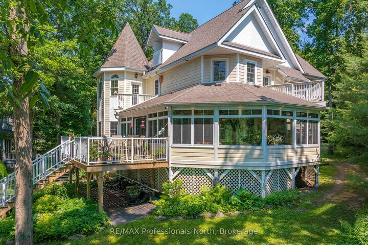 22 Knowles Crescent E — photo 1