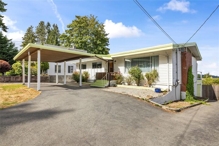 Property Photo: 1968 Estevan Rd BC V9S 3Z2